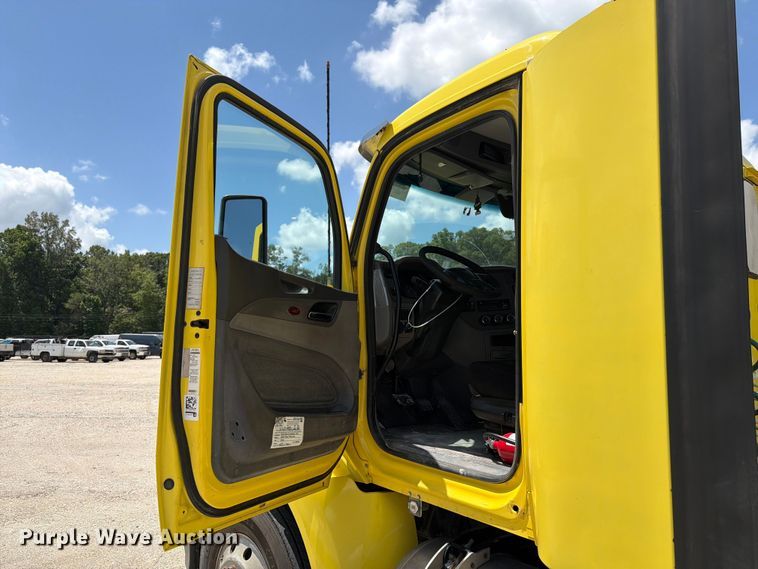 image for item YA4055 2017 Peterbilt 579 semi truck