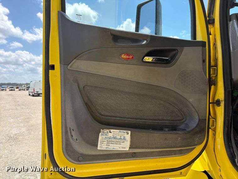 image for item YA4055 2017 Peterbilt 579 semi truck