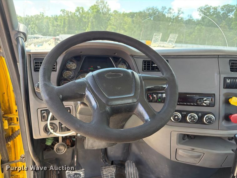 image for item YA4055 2017 Peterbilt 579 semi truck
