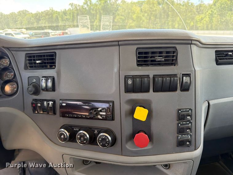 image for item YA4055 2017 Peterbilt 579 semi truck