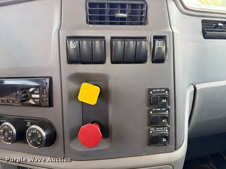 image for item YA4055 2017 Peterbilt 579 semi truck