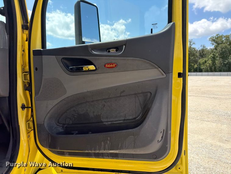 image for item YA4055 2017 Peterbilt 579 semi truck