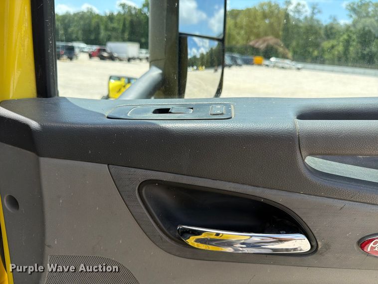 image for item YA4055 2017 Peterbilt 579 semi truck