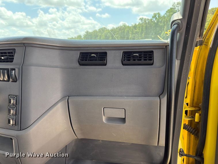 image for item YA4055 2017 Peterbilt 579 semi truck