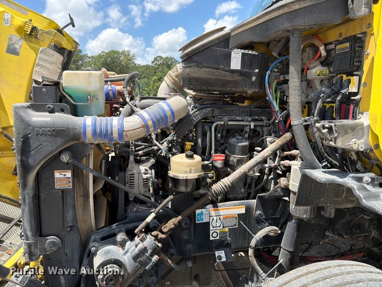 image for item YA4055 2017 Peterbilt 579 semi truck