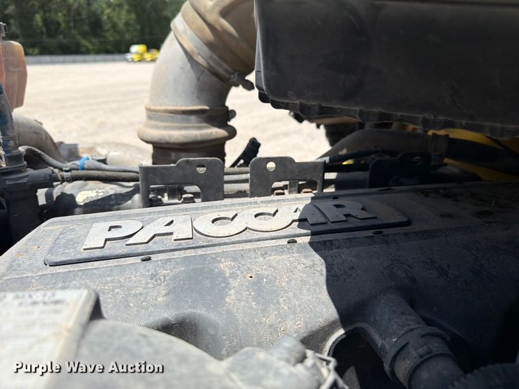 image for item YA4055 2017 Peterbilt 579 semi truck