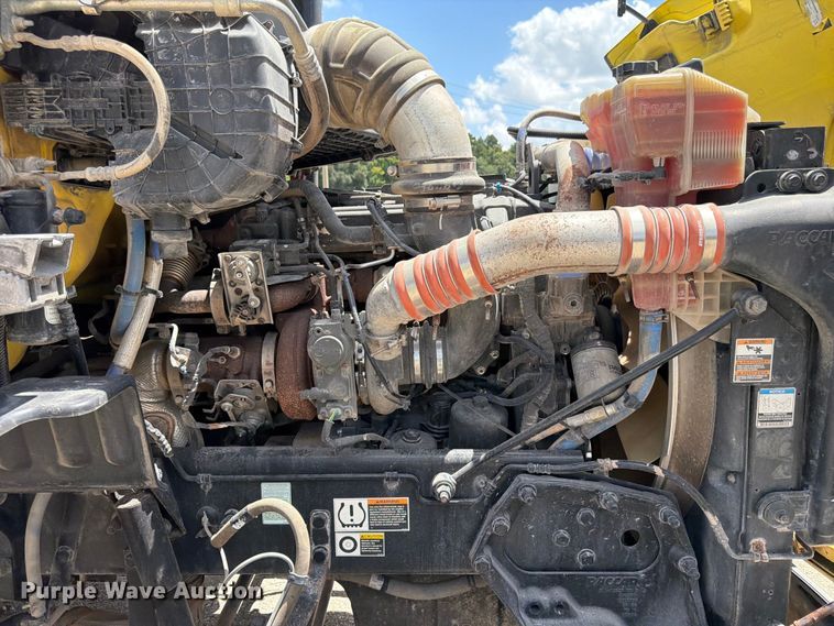 image for item YA4055 2017 Peterbilt 579 semi truck