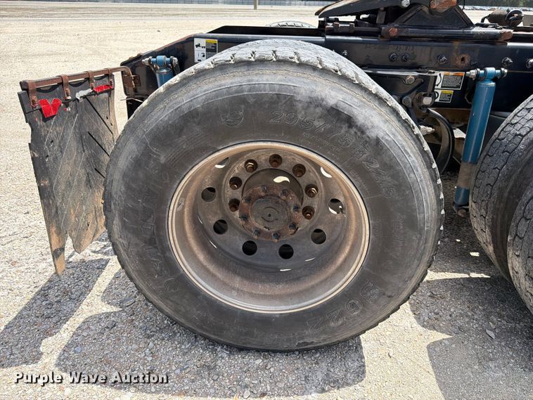 image for item YA4055 2017 Peterbilt 579 semi truck