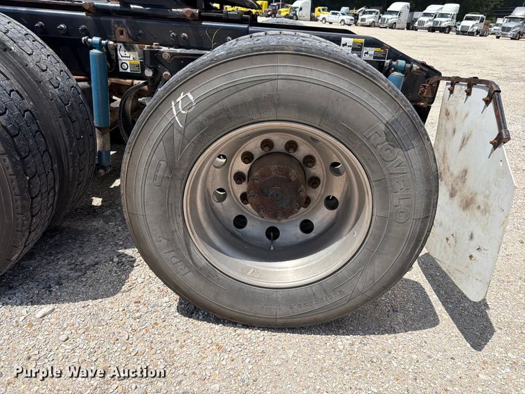 image for item YA4055 2017 Peterbilt 579 semi truck