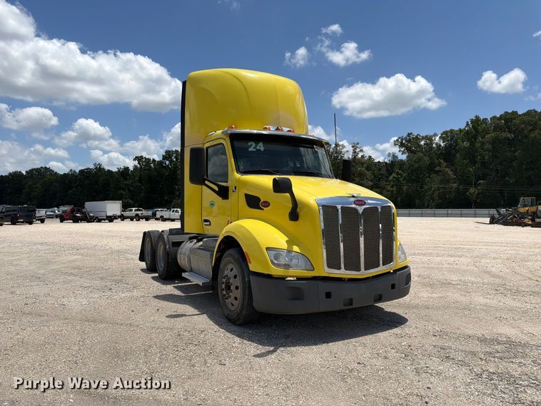 image for item YA4056 2017 Peterbilt 579 semi truck