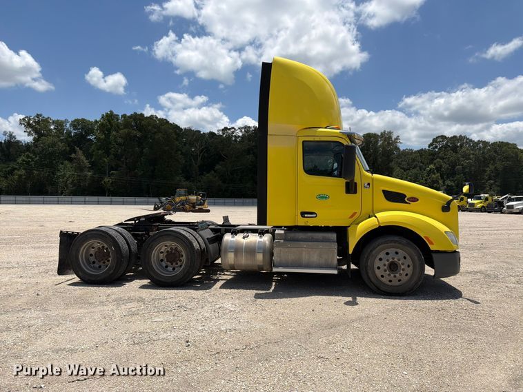 image for item YA4056 2017 Peterbilt 579 semi truck