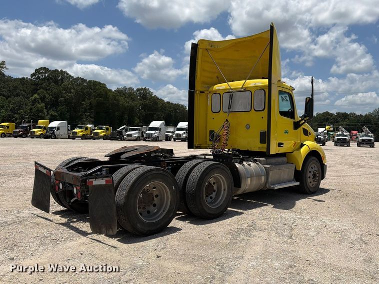 image for item YA4056 2017 Peterbilt 579 semi truck