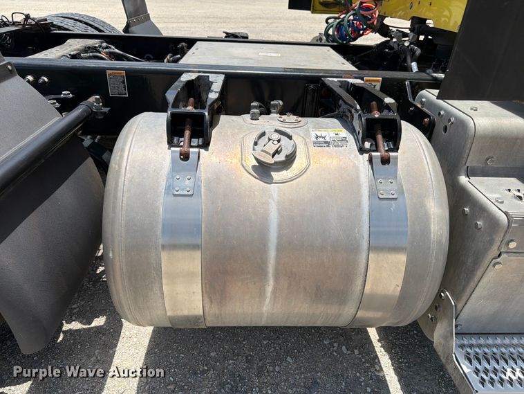 image for item YA4056 2017 Peterbilt 579 semi truck