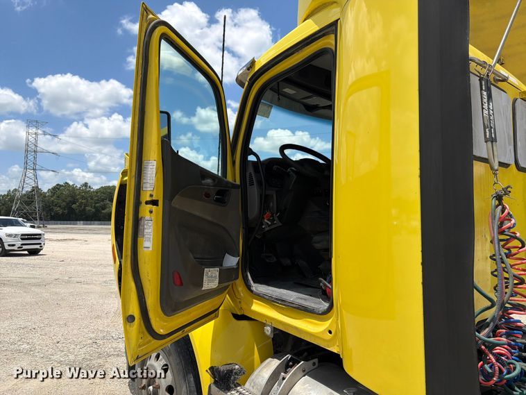 image for item YA4056 2017 Peterbilt 579 semi truck