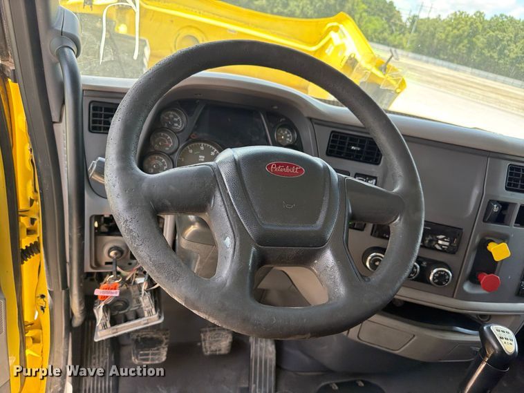 image for item YA4056 2017 Peterbilt 579 semi truck