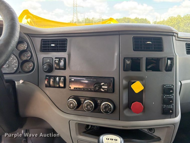 image for item YA4056 2017 Peterbilt 579 semi truck
