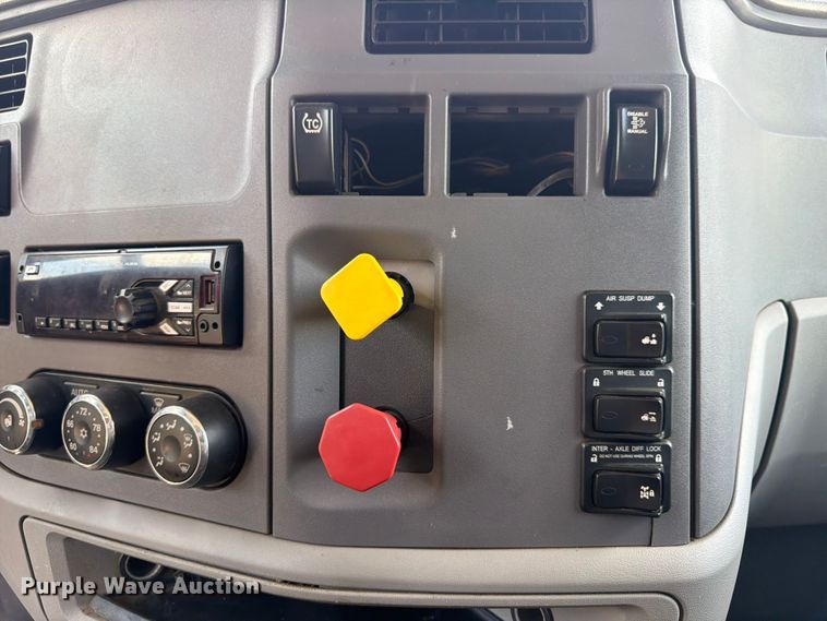 image for item YA4056 2017 Peterbilt 579 semi truck