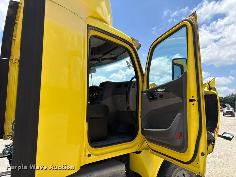 image for item YA4056 2017 Peterbilt 579 semi truck