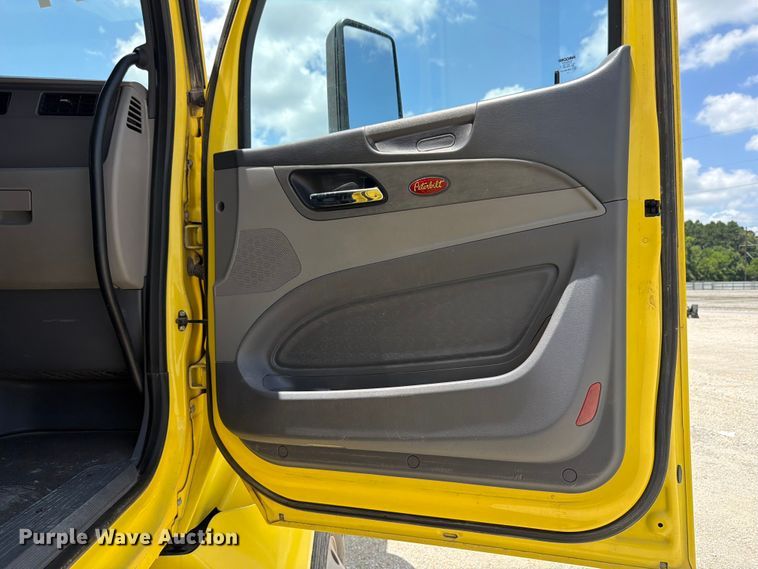 image for item YA4056 2017 Peterbilt 579 semi truck