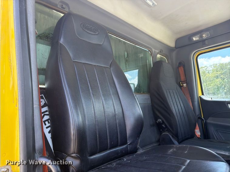 image for item YA4056 2017 Peterbilt 579 semi truck