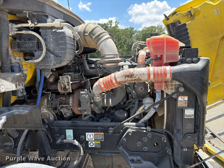image for item YA4056 2017 Peterbilt 579 semi truck