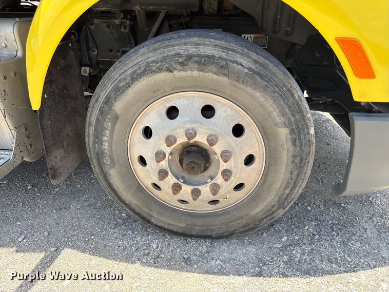 image for item YA4056 2017 Peterbilt 579 semi truck