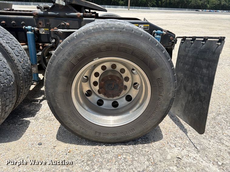 image for item YA4056 2017 Peterbilt 579 semi truck