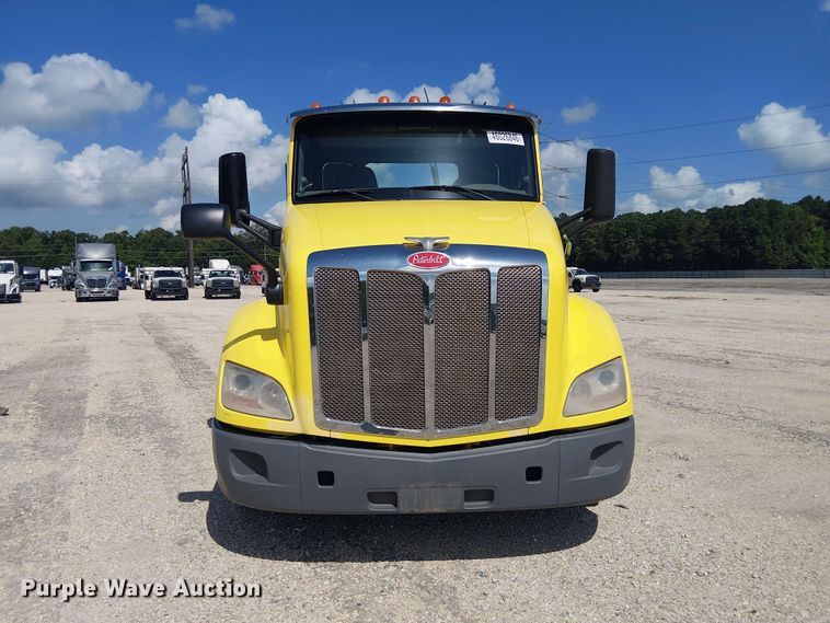 image for item YA4057 2017 Peterbilt 579 semi truck