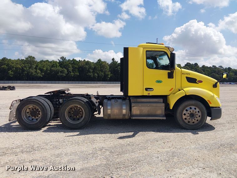 image for item YA4057 2017 Peterbilt 579 semi truck
