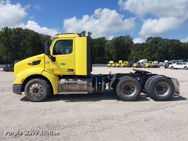 image for item YA4057 2017 Peterbilt 579 semi truck