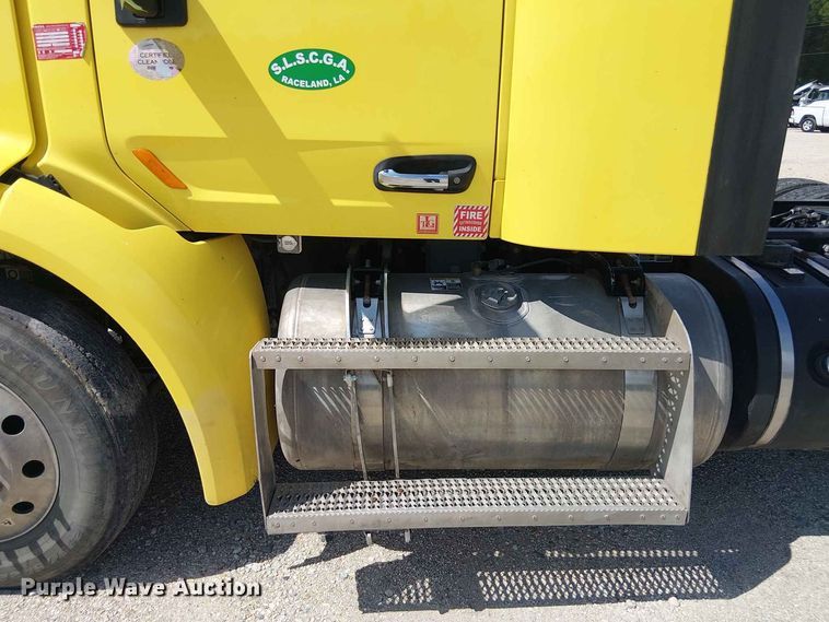 image for item YA4057 2017 Peterbilt 579 semi truck