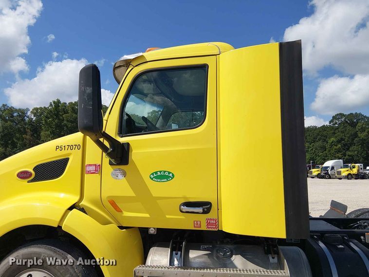 image for item YA4057 2017 Peterbilt 579 semi truck