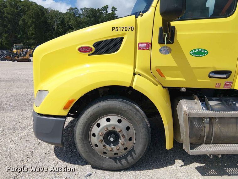 image for item YA4057 2017 Peterbilt 579 semi truck