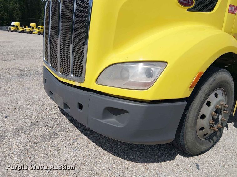image for item YA4057 2017 Peterbilt 579 semi truck