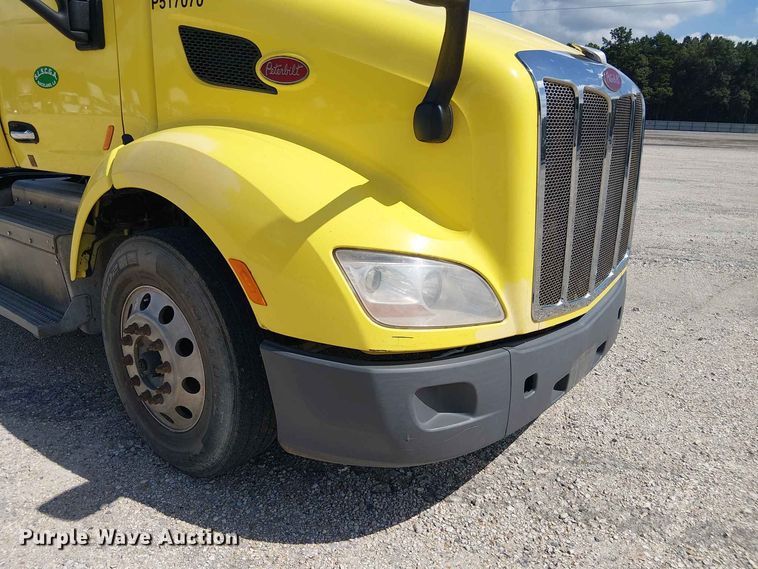 image for item YA4057 2017 Peterbilt 579 semi truck