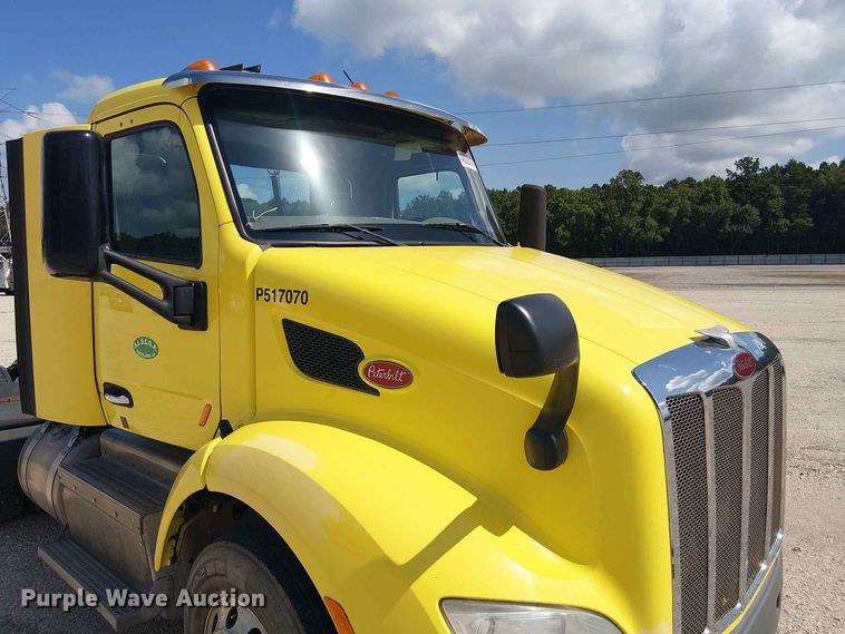 image for item YA4057 2017 Peterbilt 579 semi truck