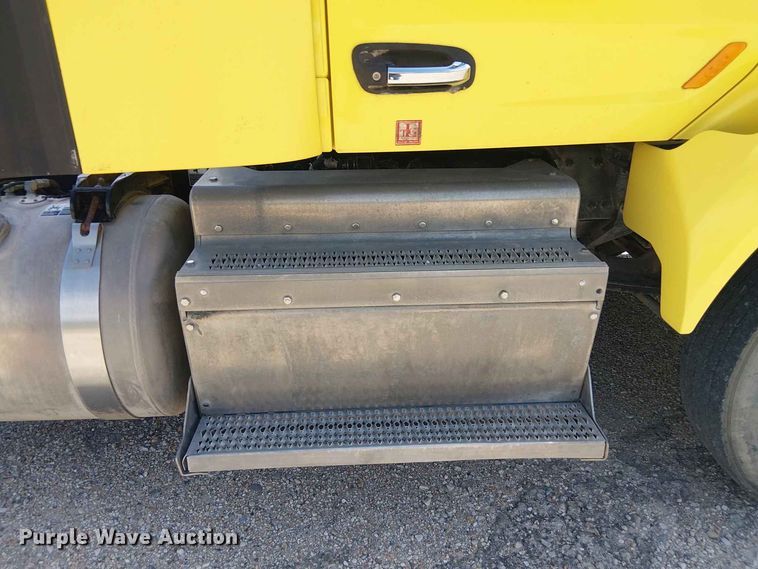 image for item YA4057 2017 Peterbilt 579 semi truck