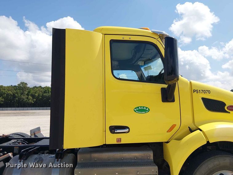 image for item YA4057 2017 Peterbilt 579 semi truck