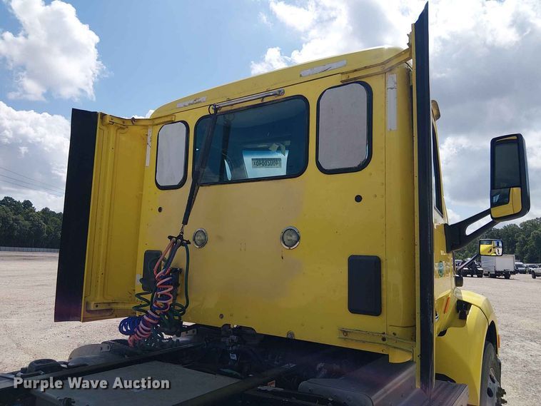 image for item YA4057 2017 Peterbilt 579 semi truck