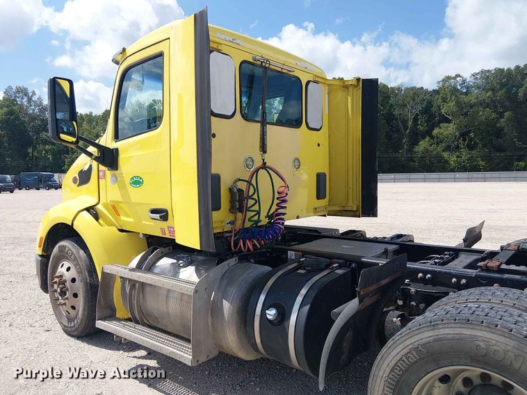 image for item YA4057 2017 Peterbilt 579 semi truck