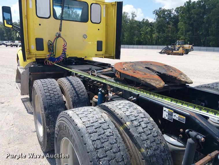 image for item YA4057 2017 Peterbilt 579 semi truck