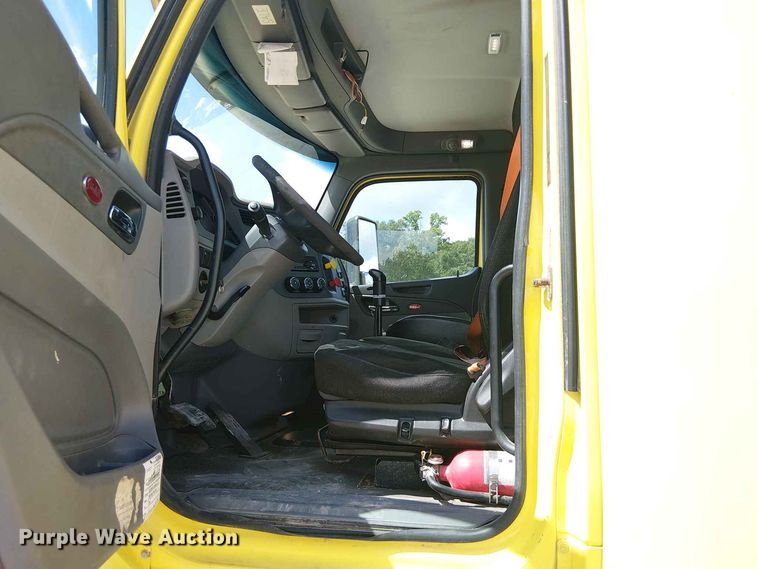 image for item YA4057 2017 Peterbilt 579 semi truck