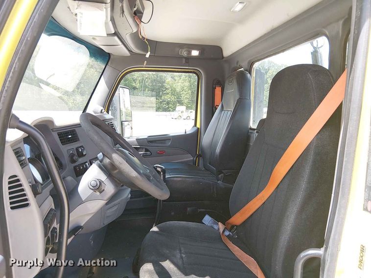image for item YA4057 2017 Peterbilt 579 semi truck