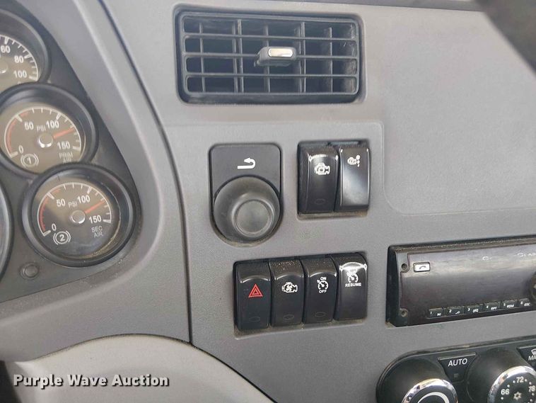 image for item YA4057 2017 Peterbilt 579 semi truck