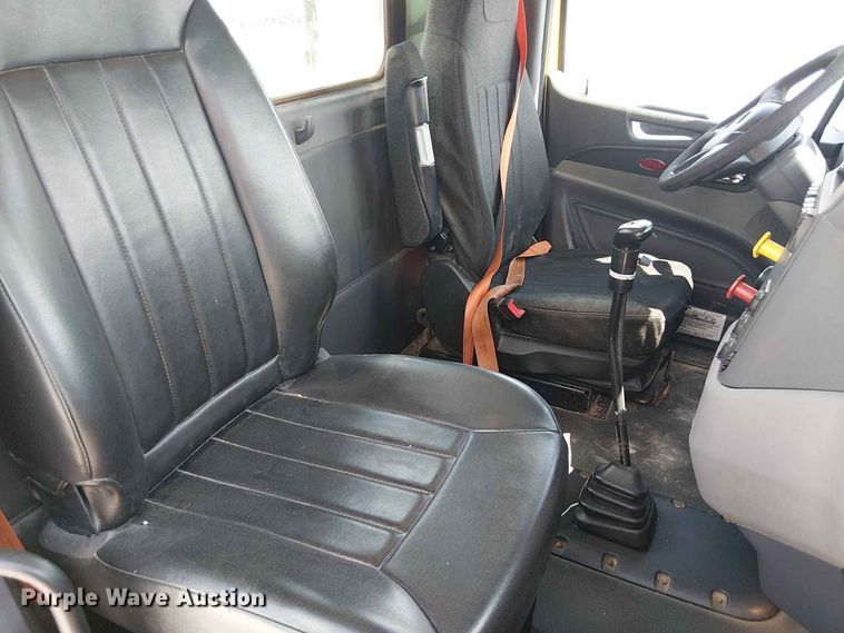 image for item YA4057 2017 Peterbilt 579 semi truck