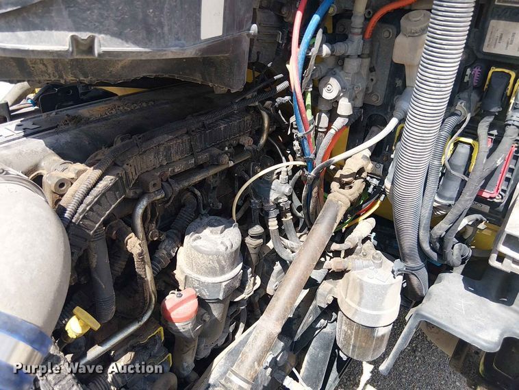 image for item YA4057 2017 Peterbilt 579 semi truck