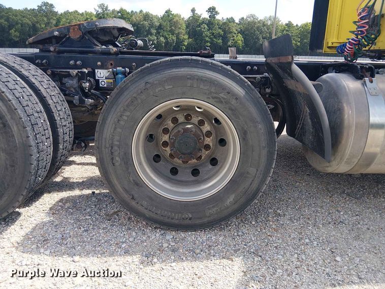 image for item YA4057 2017 Peterbilt 579 semi truck