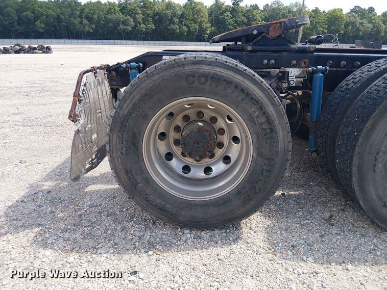 image for item YA4057 2017 Peterbilt 579 semi truck