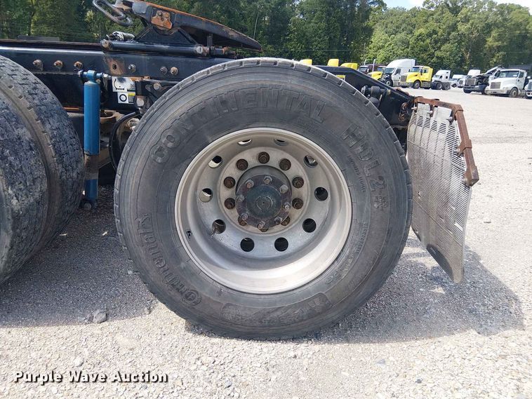 image for item YA4057 2017 Peterbilt 579 semi truck