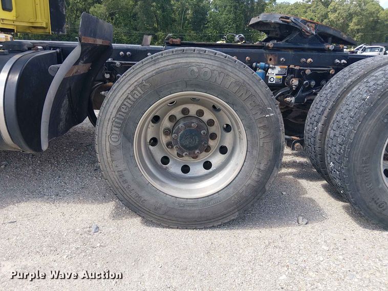 image for item YA4057 2017 Peterbilt 579 semi truck